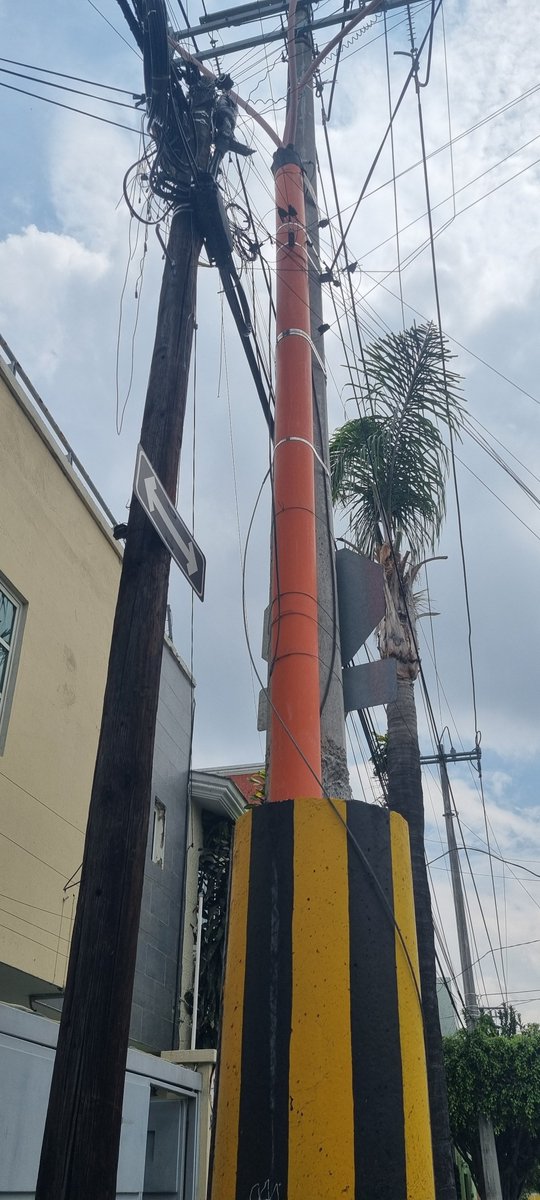 Alexushi1's tweet photo. Buenas tardes 👋, favor de atender a retirar cables de acero reventados, en calle Isla Guaitecas esq. Isla Cies, col. Villa Guerrero, 44987 CP mpo. Guadalajara, Jalisco. También ahí mismo, hay una palmera que ya alcanza los cables de alta tension, gracias. 
@CFE_Contigo https://t.co/jmsWpvQfzr