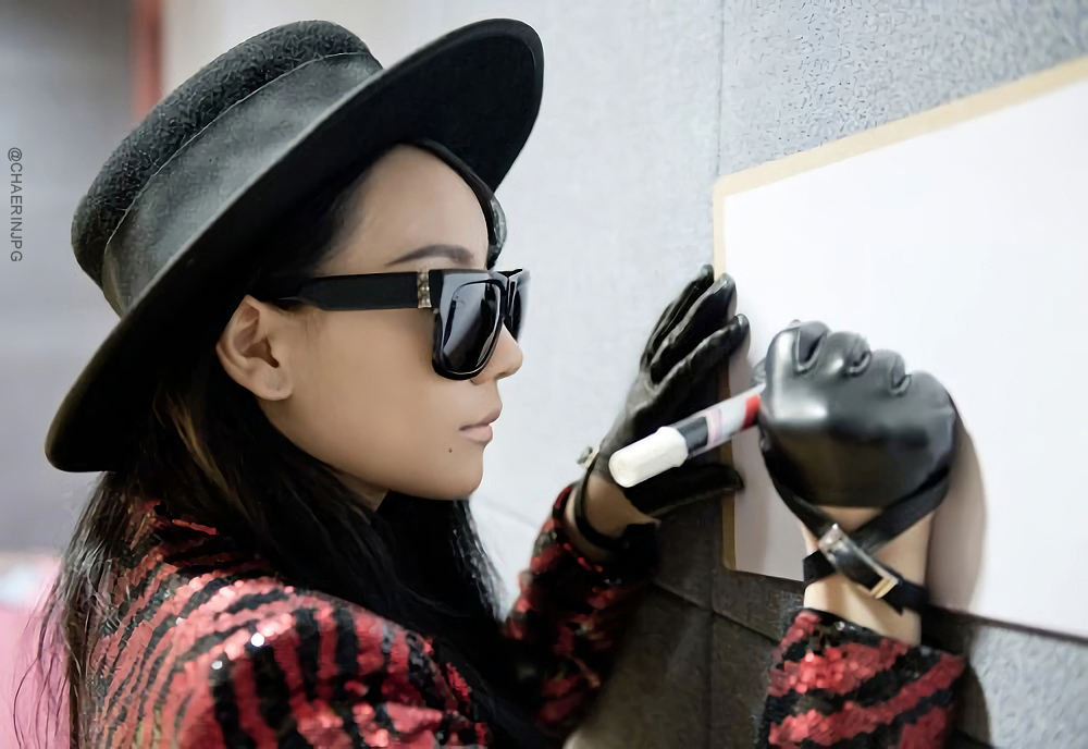 chaerinjpg's tweet photo. 📷: #cl backstage at inkigayo on naver starcast, 2013. https://t.co/jpOSplubpp