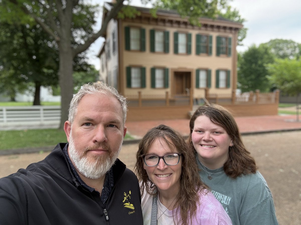 ThomMcManis's tweet photo. Stopped to see Abe, but Abe wasn’t home. #AbeLincoln 
Lincoln Home National Historic Site
Springfield, IL https://t.co/Qbpea4qQ5s