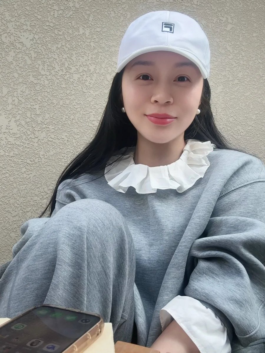 Seshi58's tweet photo. I was chatting with a friend today, and she asked me: "Some girls are always acting cute and coquettish, but you seem to be very straightforward in your speech."😃 https://t.co/EKHd5BIQI0