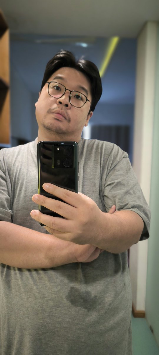 bombomcute's tweet photo. Mencoba CFD ini habis jalan sekitar 1 km hahahahahha. Tapi kok gak kelihatan habis olahraga yaa.. btw bagusan looks jutek Gini Kali ya aku...lol..#gaysurabaya https://t.co/vothDN2QQr