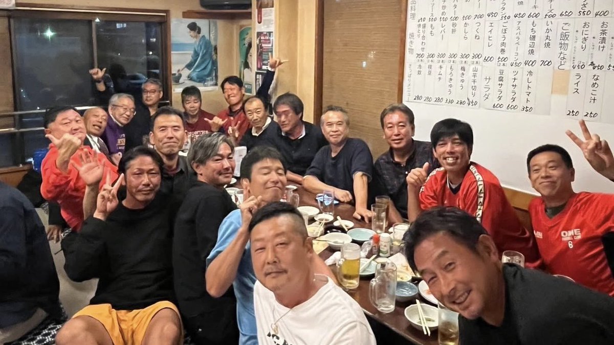 musamura1963's tweet photo. 昨夜は青梅FC結成40周年と我々の恩師である、杉山さんの古希と伊藤留広さんの還暦を祝い、懇親会が開かれました💦
昔話に加えて、2026W杯日本代表の活躍等、あっという間の楽しい時間を過ごす事ができました🎌
40年来の仲間の存在は素晴らしいものです❗️ https://t.co/i6xg0MbbIp
