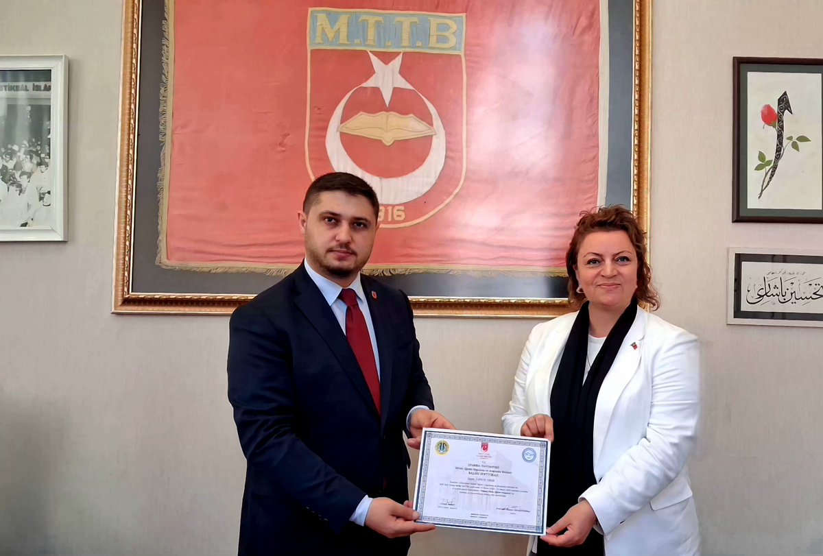 ilknurtekin__34's tweet photo. Meclis Başkanımız Sayın Numan Kurtulmuş beyefendinin konuk olarak katıldığı, 
Millî Türk Talebe Birliği (MTTB) ve İstanbul Üniversitesi iş birliğinde MTTB Genel Merkezde gerçekleştirilen "Siyaset Okulu"nun kapanış ve sertifika programına katıldık.

Türkiye'nin en başarılı sivil toplum hareketlerinden biri olan MTTB, ahlak, iman, ilim ve aksiyon sahibi bir gençliğin yetişmesi için geçmişten bugüne tam anlamıyla bir okul olmuştur.

Büyük bir özveriyle ve emekle düzenlenen "Siyaset Okulu"ndan mezun olan tüm arkadaşlarımızı tebrik ediyor, sertifikamızı bizzat kendisinden aldığımız Genel Başkan Tahsin Başarı beyefendi ve katkı sunan tüm ilgililere teşekkür ediyoruz.

#MttbOkuldur

@TBMMresmi @NumanKurtulmus 
@mttborgtr @tahsin_basari 
@ikahramanbv @istuniresmi