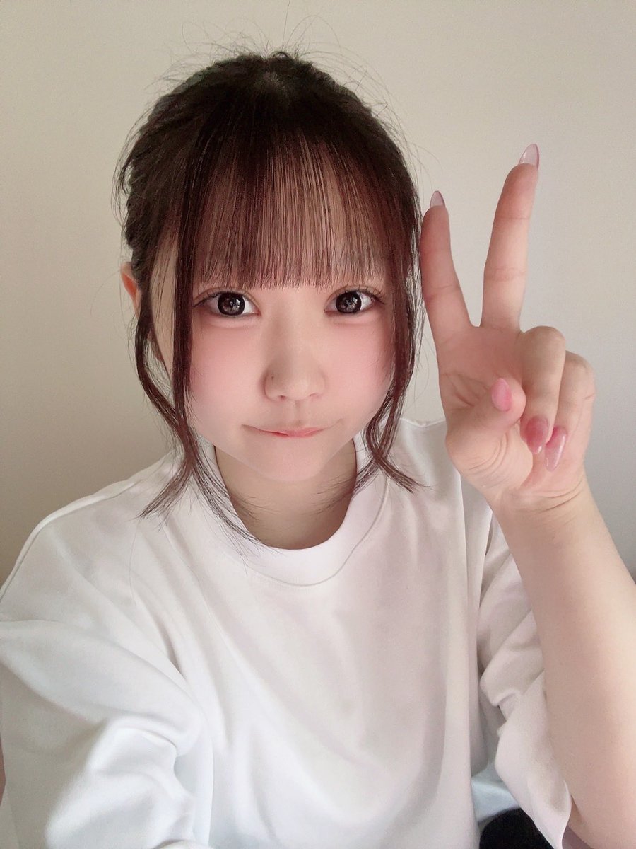 Yumeri_official's tweet photo. おはよ！なんか自撮り久しぶりすぎて
盛れてるのか盛れてないのかよく分からなくなったので
とりあえず撮った写真載せてみる！🤣
髪の毛色落ちして来たからまた黒染めしなおしたいなぁ〜 https://t.co/0YRZraSWxo