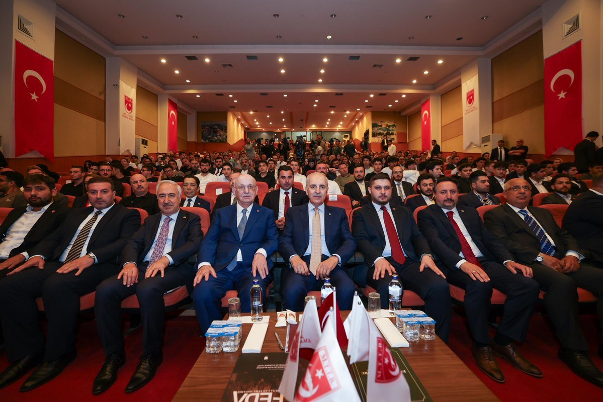 ilknurtekin__34's tweet photo. Meclis Başkanımız Sayın Numan Kurtulmuş beyefendinin konuk olarak katıldığı, 
Millî Türk Talebe Birliği (MTTB) ve İstanbul Üniversitesi iş birliğinde MTTB Genel Merkezde gerçekleştirilen "Siyaset Okulu"nun kapanış ve sertifika programına katıldık.

Türkiye'nin en başarılı sivil toplum hareketlerinden biri olan MTTB, ahlak, iman, ilim ve aksiyon sahibi bir gençliğin yetişmesi için geçmişten bugüne tam anlamıyla bir okul olmuştur.

Büyük bir özveriyle ve emekle düzenlenen "Siyaset Okulu"ndan mezun olan tüm arkadaşlarımızı tebrik ediyor, sertifikamızı bizzat kendisinden aldığımız Genel Başkan Tahsin Başarı beyefendi ve katkı sunan tüm ilgililere teşekkür ediyoruz.

#MttbOkuldur

@TBMMresmi @NumanKurtulmus 
@mttborgtr @tahsin_basari 
@ikahramanbv @istuniresmi