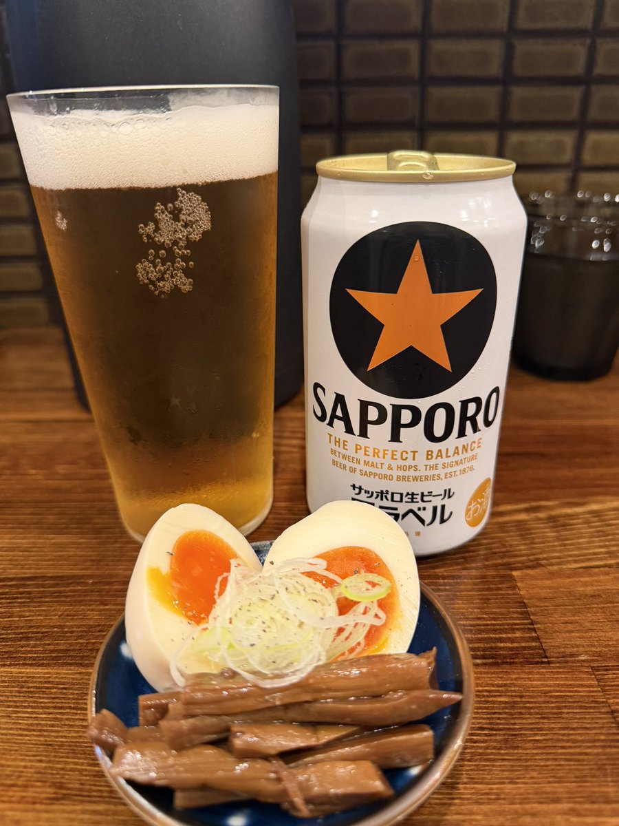 interrecoba's tweet photo. 下丸子　奈つやの中華そば
奈つやの冷やし中華そば + 味玉雲呑皿付き + めんま + 生卵 + 黒ラベル

10時過ぎにキャンセルを拾い下丸子江☆
冷やしは嬉し恥ずかし初体験☆
黒ラベルをおつまみと共に喉を潤し待つ間もワクワク感が高まります。
パツッとした細麺はタレの味が絶妙で結構な麺量ですが、スルスル啜ってしまいます。
別皿の雲呑には辛味が少し付属されており、味チェンにも機能してくれます。
生卵は麺ディップで飽きずに食べられるのでオススメ。
最後は器に残ったものは生卵と一緒に味わい尽くし完食。
この日は松戸の周年参加に向けて睡眠をよく取れて無さそうなご夫婦が心配になりましたが、このお二人でしか作り出せない空気感のお店の雰囲気は最高でした。