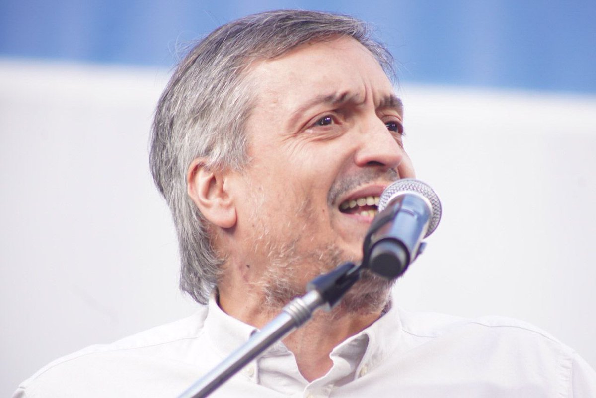 Vsiley's tweet photo. POR ARGENTINA, POR CRISTINA ✌🏽🇦🇷 

“La Casa Rosada debe ser del Pueblo y de la gente y desde ahí convocar a todos los sectores y explicarles que hay un Pueblo que tiene sed de futuro, que hay un Pueblo que tiene sed de trabajo, que hay un Pueblo que tiene sed de realizarse en la vida.

Necesitamos construir una Argentina con justicia fiscal para que haya equilibrio social, donde ninguno dejará de ganar, pero muchos dejarán de perder.”

Máximo Kirchner en el banderazo del Parque Lezama por el Día de la Bandera.

Tu libertad va a ser también la nuestra, compañera y conductora @CFKArgentina, la de nuestra querida Patria ❤️

#CristinaLibre