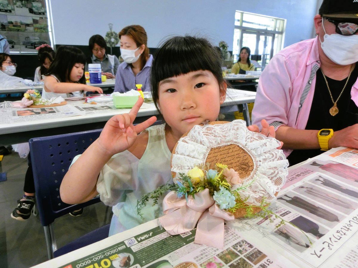 TCMIT_PR's tweet photo. 【週末 #ワークショップ】

5月10日(日)に、ワークショップ「プリザーブドフラワーで作るスウィートコルクボードアレンジ」を開催しました。
https://t.co/eAW4yizt3g

子どもたちは、細かい作業を根気よく進め、素敵なアレンジを完成させました💐
この日は母の日、良いプレゼント🎁になったかな？ https://t.co/h44kWoAWcQ