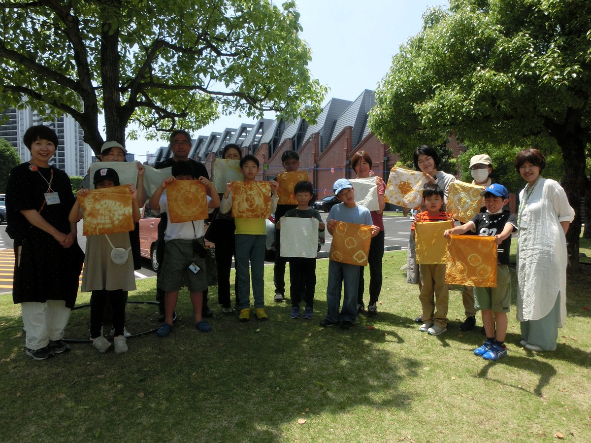 TCMIT_PR's tweet photo. 【週末 #ワークショップ】

5月16日（土）に、ワークショップ「身近な植物で草木染めに挑戦しよう」を開催しました。
https://t.co/xU2o6wzfyx

子どもたちは、よもぎや玉ねぎの皮から生まれるやさしい色に驚きながら、思い思いの模様づくりを楽しんでいました✨ https://t.co/BX5VHDNZhS