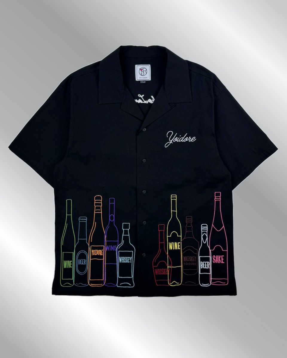 yoidoreofficial's tweet photo. 酒場の主役たち（ボトル）をネオンカラーの刺繍でシブく仕上げたシャツが販売開始🔥

MODEL：塩谷瞬さん
（『パッチギ！』『忍風戦隊ハリケンジャー』でおなじみ！）
@SHUNSHIOYA

アイテムの詳細は公式オンラインストアで👀
⇒ https://t.co/FN1wHYIJLA https://t.co/n1SR9pGvGc