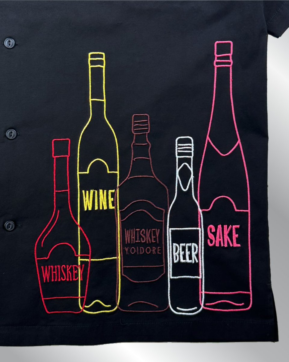 yoidoreofficial's tweet photo. 酒場の主役たち（ボトル）をネオンカラーの刺繍でシブく仕上げたシャツが販売開始🔥

MODEL：塩谷瞬さん
（『パッチギ！』『忍風戦隊ハリケンジャー』でおなじみ！）
@SHUNSHIOYA

アイテムの詳細は公式オンラインストアで👀
⇒ https://t.co/FN1wHYIJLA https://t.co/n1SR9pGvGc