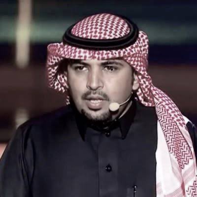 Al_ruwqi_511's tweet photo. يكن الحشا برد النسايم ولا يرتاح
إليا قامت الذكرى تروده وتجتاحة

لاحل المسا حطت ما بين الضلوع مراح
ثقيل على الخاطر .. وصلفة وجراحة

ياليت الشفق ياخذ ضميري معه لاراح
لكن الضمير مقيم والشمس طياحة

نديم السهر لو ينكشف صدره الفواح
حمس له شعيب .. عشبته طول سراحة

يشوف الضحى مثل التباشير والأفراح
على الضايق اللي دمعته تشوي الراحة

مضى لي زمان ولا فتيلة ولا مصباح
ولاطارفة علم من الغيب وضاحة

من العام الاول كني انقل حصاة رزاح
لو ادفها بالصبر .. ماهي بمنزاحة

مثل فرصة العصفور من صدة الفلاح
أبي فرصةٍ يلقى بها الخاطر سياحة 

لو ان الغرام يطير اللي بدون جناح
لقيت القلوب الخضر بالجو سباحة

لكنه يحكم أهل المحبة بدون سلاح
لاحط المشاعر بين قفلة ومفتاحة

ياليت المحبة مستقلة عن الارواح
لاصارت عواقبها خطيرة وذباحة

ياشين الفراق اللي لاجية ولا مرواح
لاعلق رجاء الخاطر على راس مرواحة

- عبد الكريم البدراني