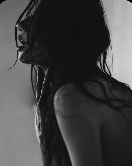 Smile_1504's tweet photo. Que más da, si mis poemas no tienen sentido
si rozan el abismo del exilio la decadencia,no escribo para ser amada, admirada, ni escuchada, escribo para darle forma a mis gritos ensordecedores de un domingo gris, escribo para que el aire corra por mis venas de lo contrario moriría https://t.co/IdZaLktAiM