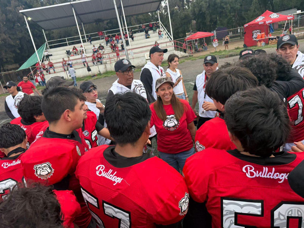 evelyn_parraA's tweet photo. Qué gusto acompañar a nuestros jóvenes deportistas. 🏈

Gracias a los Bulldogs por la invitación a su juego contra Espartanos. Ver su disciplina, entrega y pasión nos recuerda que el deporte siempre será una gran escuela de vida.

¡Muchas felicidades por darlo todo en la cancha! 👏