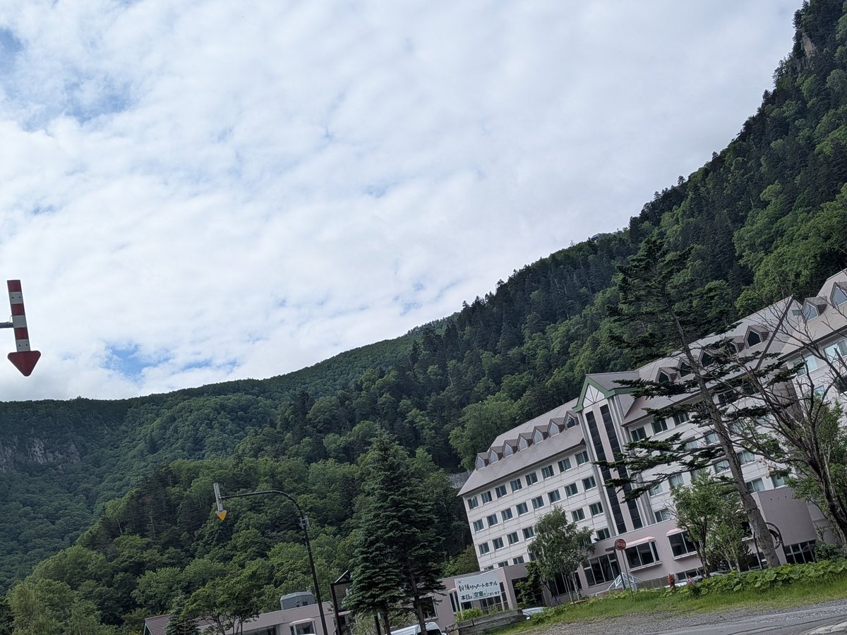 RadioZizy's tweet photo. おはようございます
層雲峡…国道ゆけば石北峠を越えたら青空がちらほら出てきました…
ナフサ不足仕様のセブンイレブン…ではありません🤣 https://t.co/13n4bhVsJE
