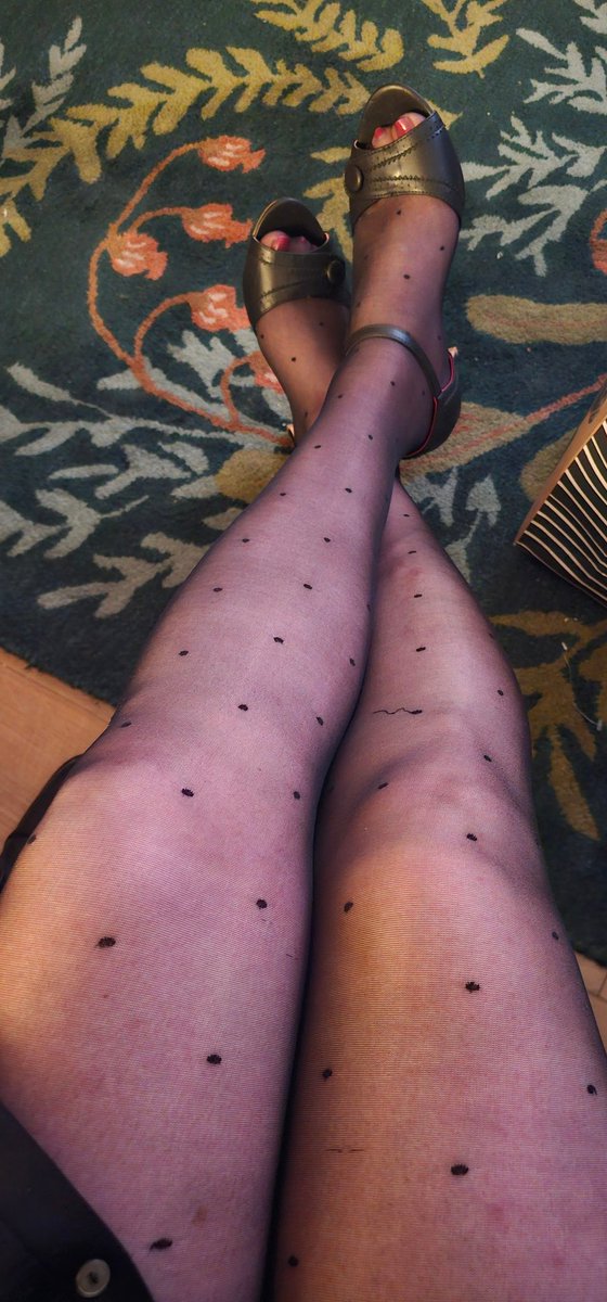 Jay10denier's tweet photo. @denipantyhose I prefer to think of it as tights Tsaturday x https://t.co/j030zJ3pQq