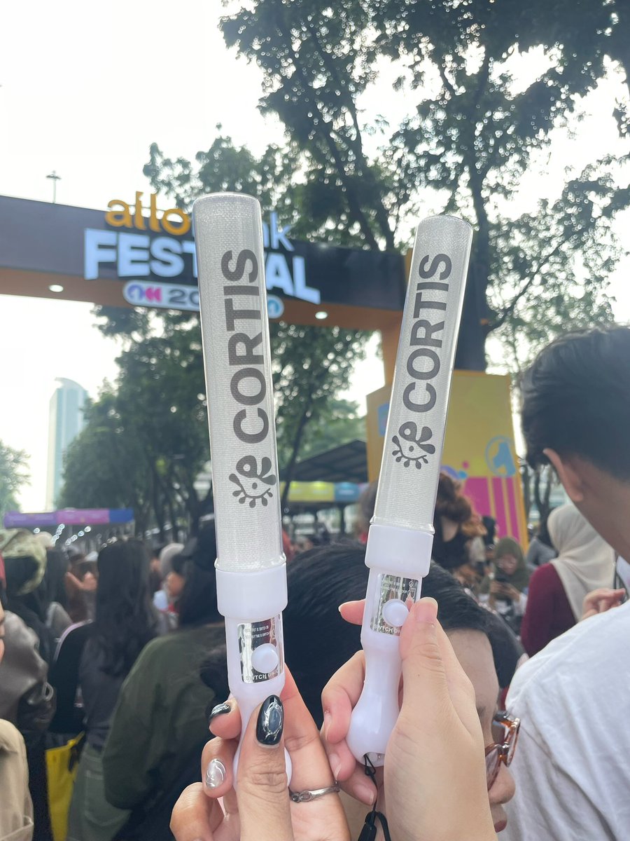 xlxaxk's tweet photo. มาสรุปค่าใช้จ่ายคอนเสิร์ต allobank (3วัน2คืน)
-ค่าบัตร allobank  7,000฿
-ค่าโรงแรม 505฿ (อันนี้หาร2)
-ค่าตั๋วเครื่องขาไป 4,673฿ 
-ค่าตั๋วเครื่องขากลับ 6,584฿ 
-ESIM 158฿ 
-ค่ารถระยอง-กทม. 420฿ (ไป-กลับ)
-ค่าเดินทางในจาการ์ต้าประมาณ 300฿ 
-ค่าอาหาร 1,000฿ (กินจุกอิ่มท้องแตกทุกมื้อ) 
-ค่าของกระจุกระจิหน้าคอน 190฿ 

ได้เจอน้องคอร์ติสสรุปยอด = 0฿