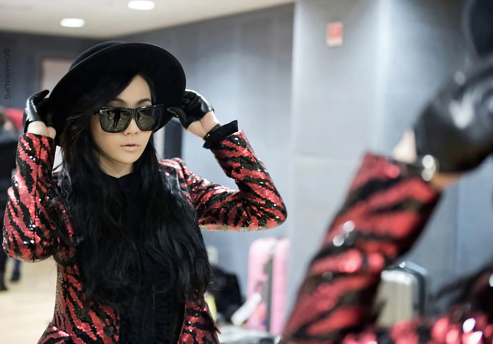 chaerinjpg's tweet photo. 📷: #cl backstage at inkigayo on naver starcast, 2013. https://t.co/jpOSplubpp