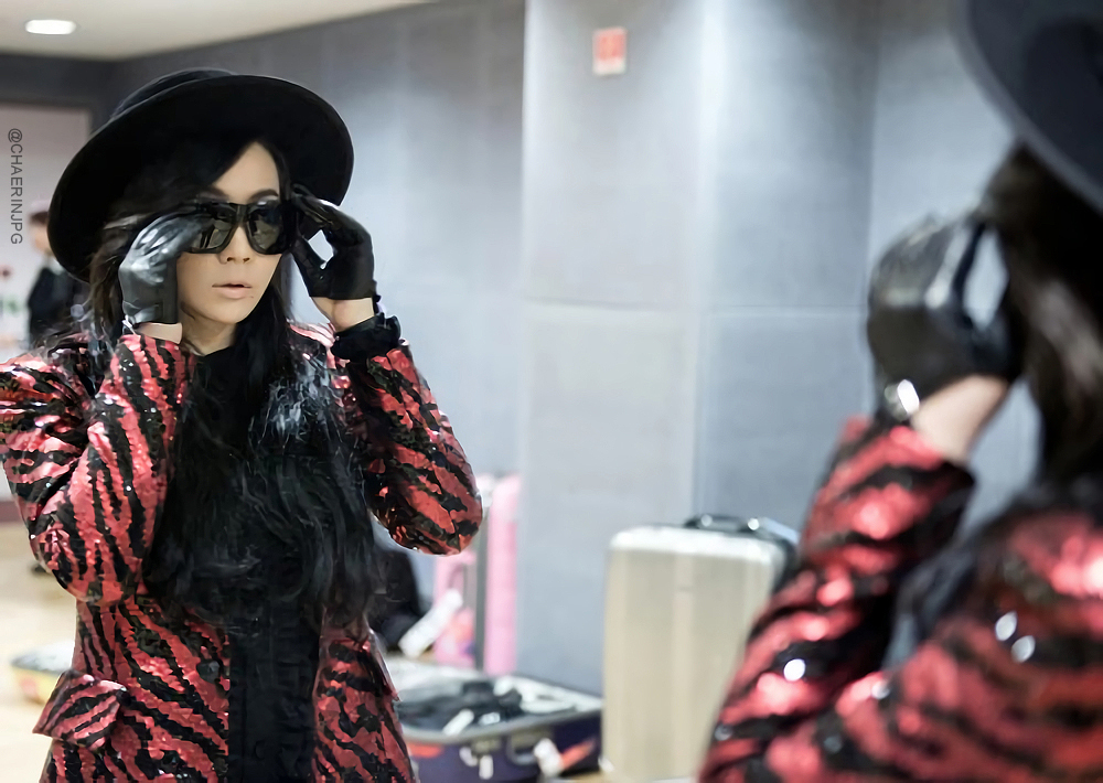 chaerinjpg's tweet photo. 📷: #cl backstage at inkigayo on naver starcast, 2013. https://t.co/jpOSplubpp