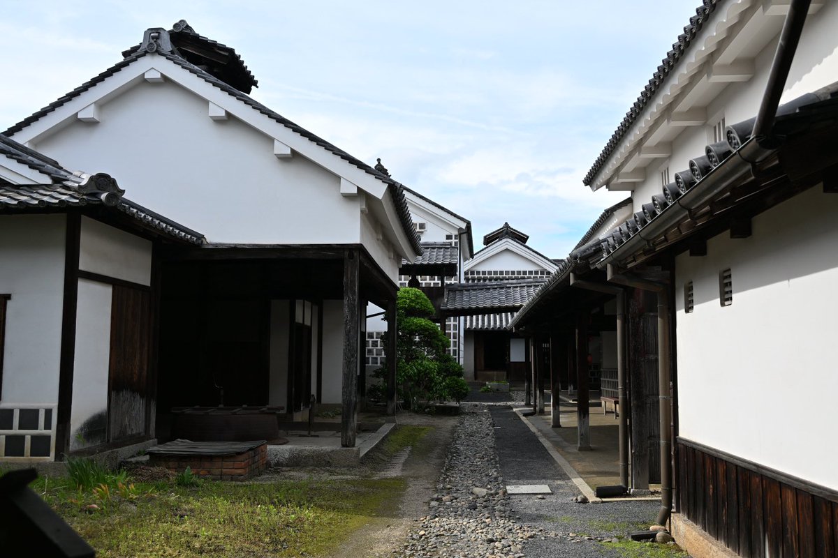 belfry2000's tweet photo. 岡山県矢掛町 旧矢掛本陣石井家住宅主屋ほか10棟(江戸中期〜、重文)

現在伝建地区である矢掛宿の本陣職を代々務め、代々酒造業を営んだ商家。約1000坪の敷地に本陣用、店用、酒造用、居住用の各用途の建物が建てられ、中は一つの町のよう。
桁行30m近い巨大な酒倉は活用され、展示施設になっている。 https://t.co/106zS1PrZv