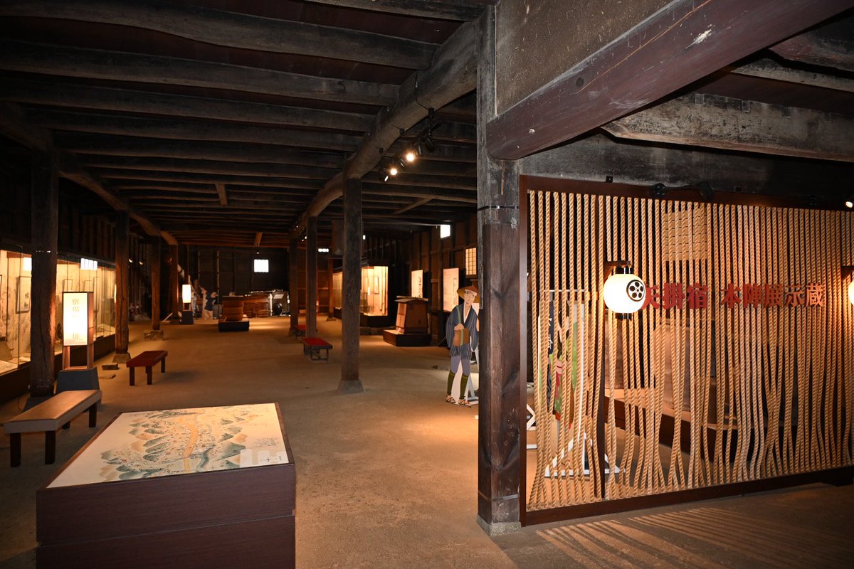 belfry2000's tweet photo. 岡山県矢掛町 旧矢掛本陣石井家住宅主屋ほか10棟(江戸中期〜、重文)

現在伝建地区である矢掛宿の本陣職を代々務め、代々酒造業を営んだ商家。約1000坪の敷地に本陣用、店用、酒造用、居住用の各用途の建物が建てられ、中は一つの町のよう。
桁行30m近い巨大な酒倉は活用され、展示施設になっている。 https://t.co/106zS1PrZv