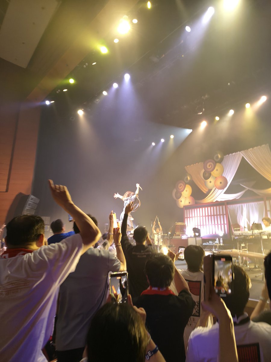 mutsu3011's tweet photo. 乱舞ツアー大阪お疲れさまでした！
今回も汗だくなライブありがとうございました。
アレンジが違うのもありますが、sound!と明確には分からないが雰囲気が違うな？というのはあります。でもそれはそれで良い！
撮影可能は嬉しくて撮っちゃうけど、完全燃焼のためにそんな暇はねぇ！ともなるw
#TRUEさん https://t.co/lN7RfEw8RE