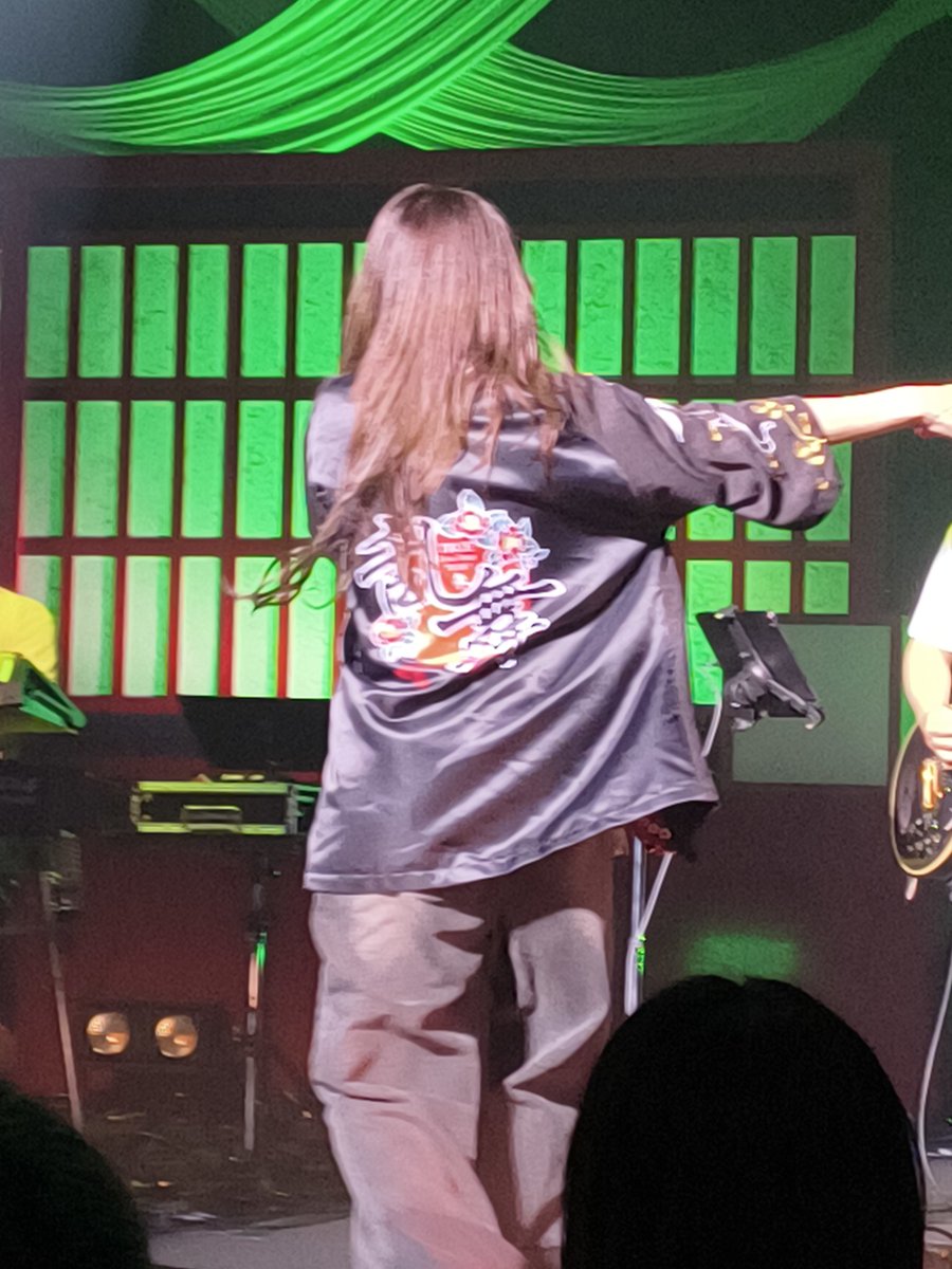 mutsu3011's tweet photo. 乱舞ツアー大阪お疲れさまでした！
今回も汗だくなライブありがとうございました。
アレンジが違うのもありますが、sound!と明確には分からないが雰囲気が違うな？というのはあります。でもそれはそれで良い！
撮影可能は嬉しくて撮っちゃうけど、完全燃焼のためにそんな暇はねぇ！ともなるw
#TRUEさん https://t.co/lN7RfEw8RE