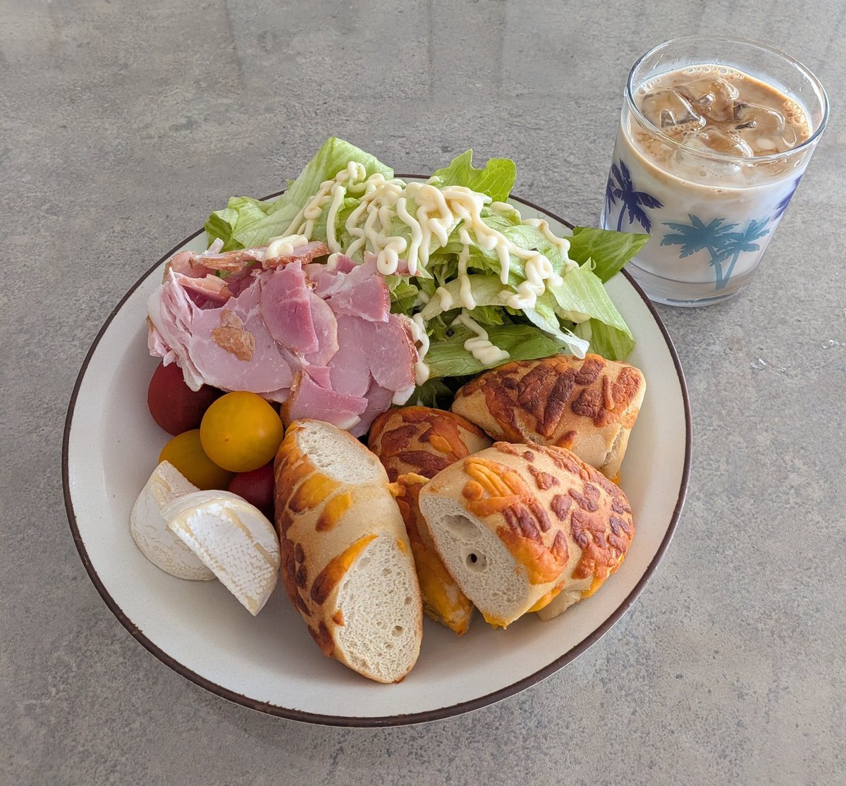 hisato73's tweet photo. 土曜日は終日ダラダラ
なんもしてないのに腹は減る
日曜日の朝食 ちょっとお洒落に？ https://t.co/iZ3T4GbSpq