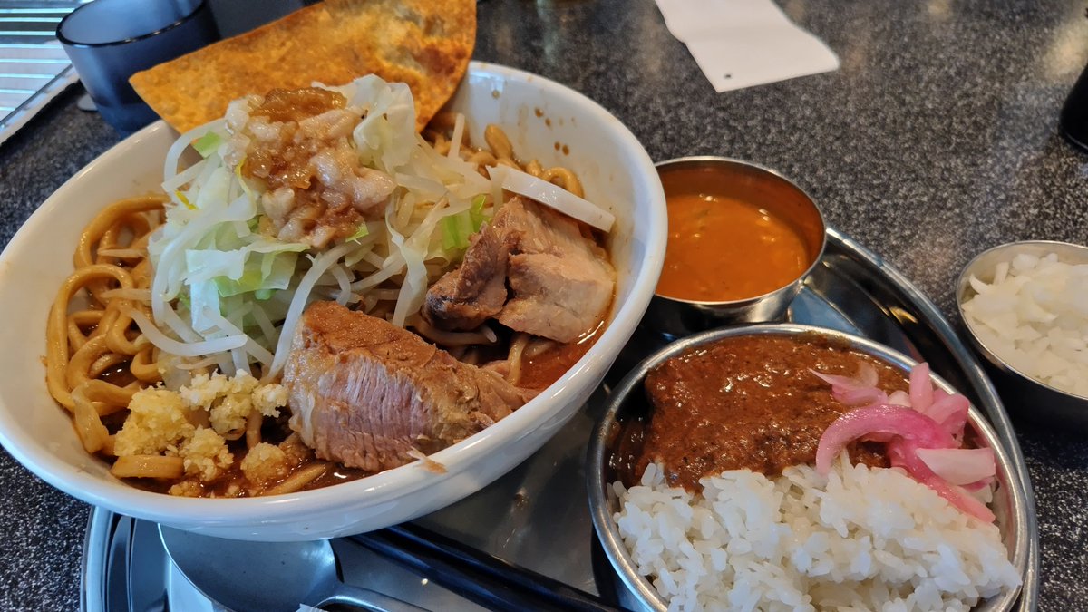 noriHendrix's tweet photo. 横浜スタジアム雨中止の為、新横浜でご対麺。昼は早川でインド式ご対麺。ハズレなしの麺とCurry。#Hasuna #二郎 #ラーメン博物館 https://t.co/Un91VrNCTn