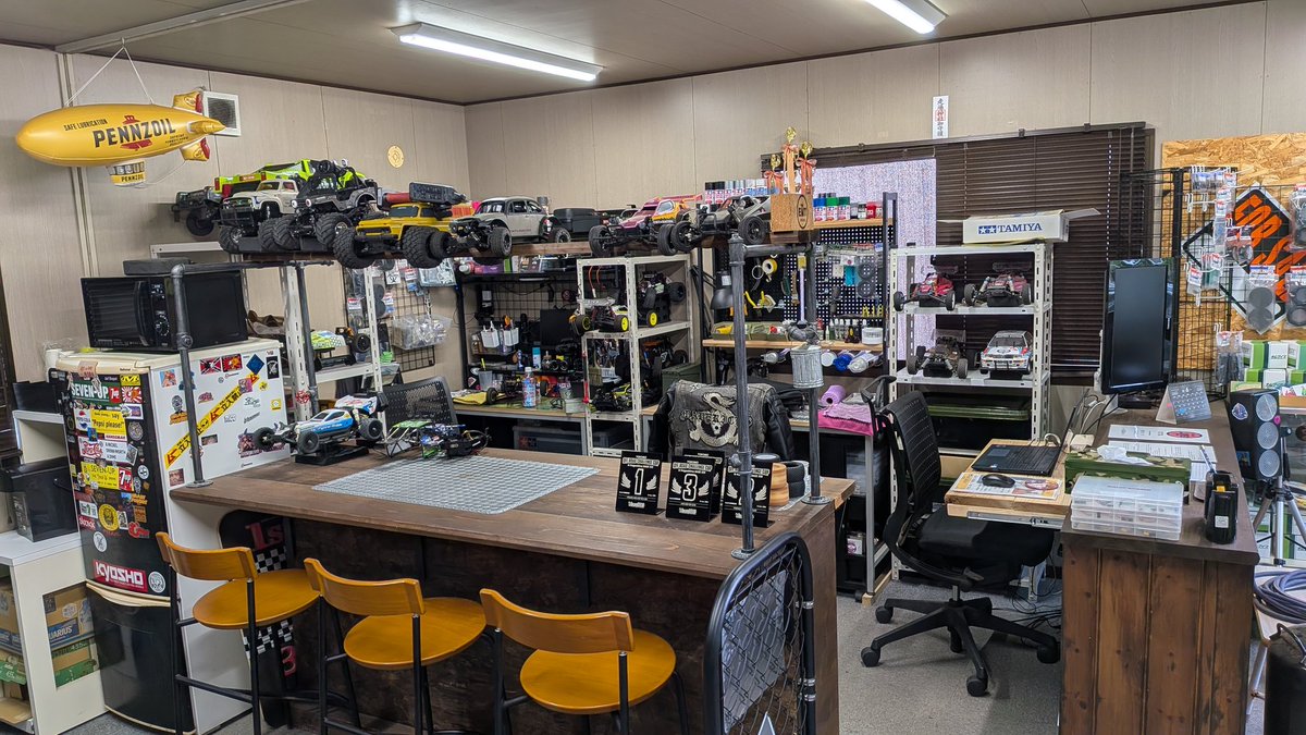 Reffi_tfstf222's tweet photo. 今日はオーナーが出張のため、自分が代理で開店します。
天気が怪しいですが雨に振られたらマシンメンテや雑談でもしながら過ごしましょう。
9時〜17時まで開けますのでお暇があればお越しください。
#EMTオフロードサーキット 
#代理開店　#ギリ走れる路面 https://t.co/qwpv8DcxSq