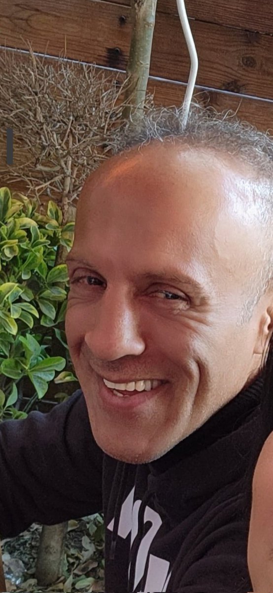 Mojak20H's tweet photo. من دلم برای برادرم خیلی تنگ شده، دیگه تحمل  ندیدنش، نبودنش، را ندارم
چه طوری با داغ برادر سر کنم؟
من اون همه سفارشایی که دادی و خریدم برات پاشو سیا پاشو پسر،  قرار بود تابستون که اومدم ایران بریم سفر دو تایی
این چه دردیه بجونمون انداختید آخه جانی ها.
مگه ما ولتون میکنیم بیشرفا. https://t.co/e49dJasVix