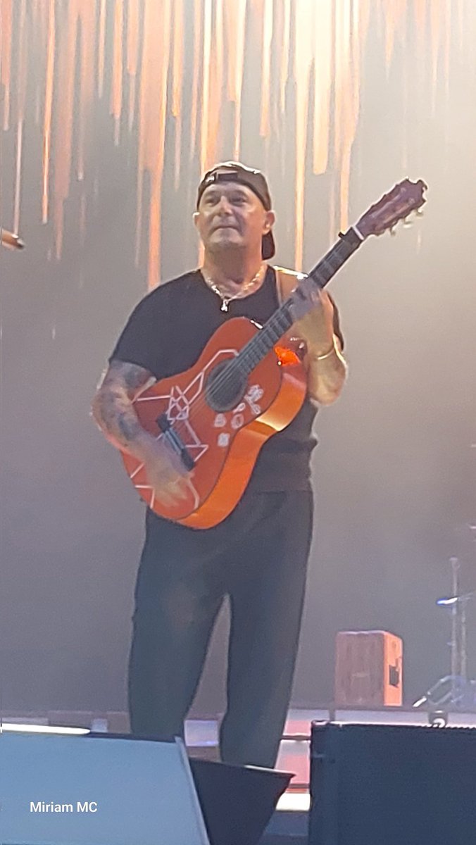 miritasz's tweet photo. Gracias @AlejandroSanz por una noche de esas que se quedan en el recuerdo, por hacerme VIVIR el presente y nada más, porque por un ratito, solo importaba nuestro momento. Gracias por dedicarte a la música. https://t.co/bqTbmiyYbu