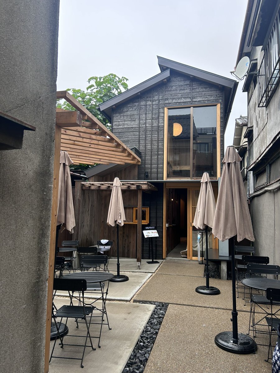 sendagi2w's tweet photo. 谷中銀座の和栗やさんの向かいに、古民家カフェがオープンしました。店名は八三六(はちさんろく)。自分でアレンジを楽しむかき氷やテイクアウト出来るメニューもあるようです。
また商店街が賑やかになりそうですね(だ) https://t.co/DMKneNp0Op