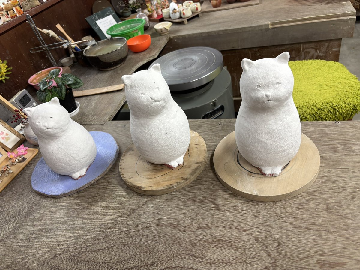 陶芸作家  道祖窯・髙橋佳代子『地蔵像』置物 ねこちゃんの置物釉薬掛け完了☑️ 今から本焼きです😊