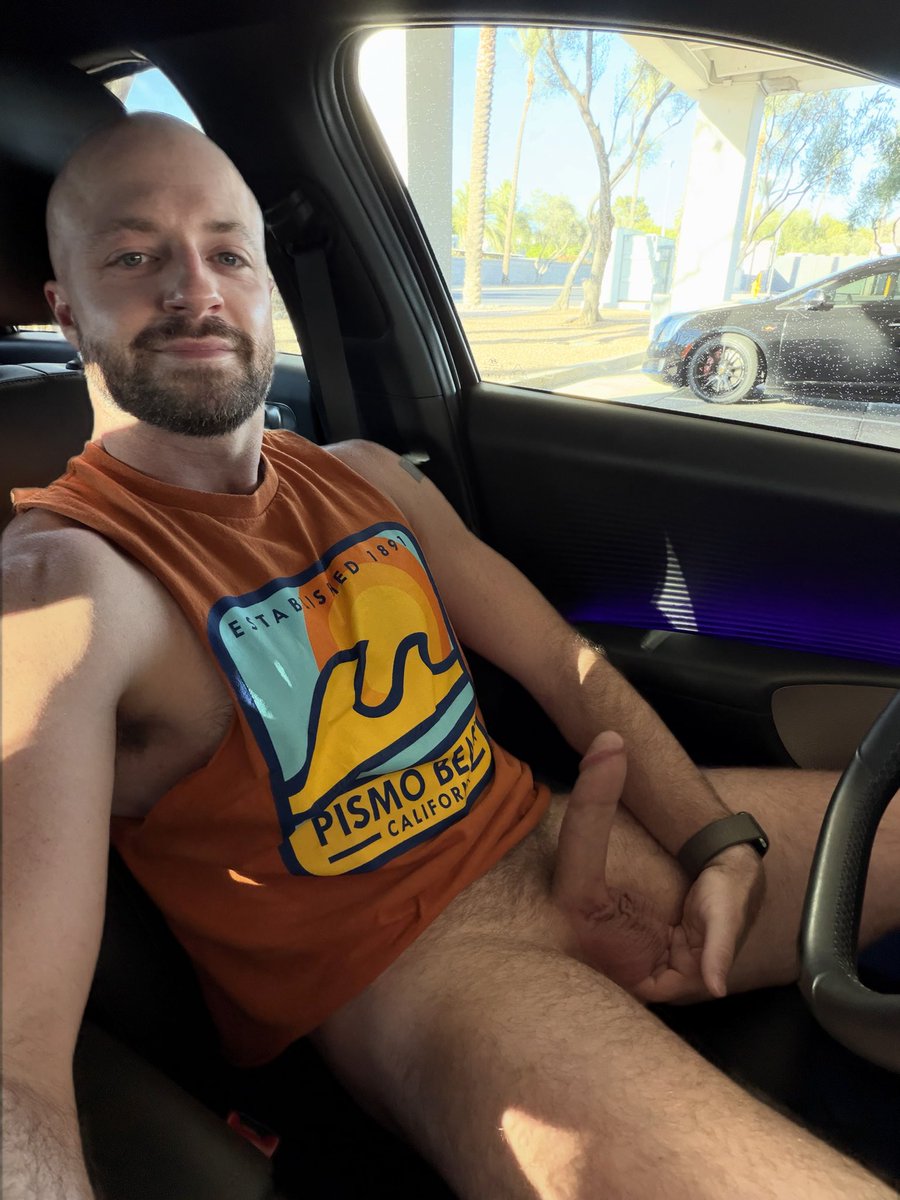 ClaytonB8s's tweet photo. Parking lot dick pic before the gym. https://t.co/Gn9dp2ONCT