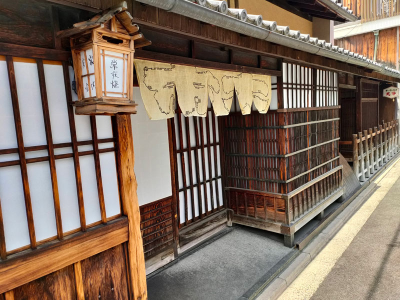 rapidag1's tweet photo. 大市へ行って来た　京都北野のすっぽんの「大市」　創業元禄年間で、建物も３４０年前のものがそのまま残るとされている　味はすっぽんのだしと酒、醤油、ショウガ汁　１９６６年発行の「京の味」で一人前８０００円　今は押してしるべし　川端、池波が食した味を体験する https://t.co/ikNO2aUmMX