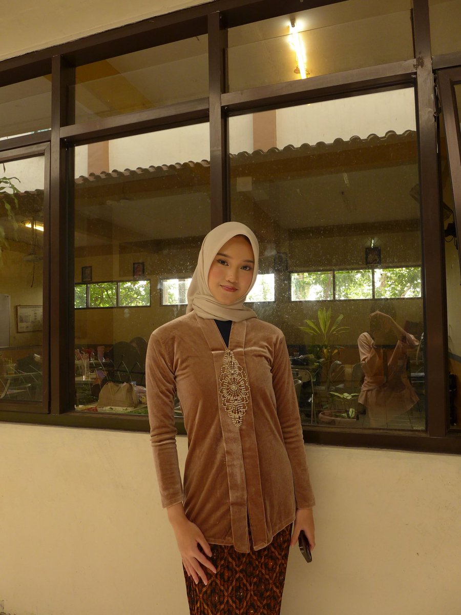 hakuniwa's tweet photo. there’s something between my face card and kebaya Jawa✌🏻 https://t.co/WD8VYX6DZj