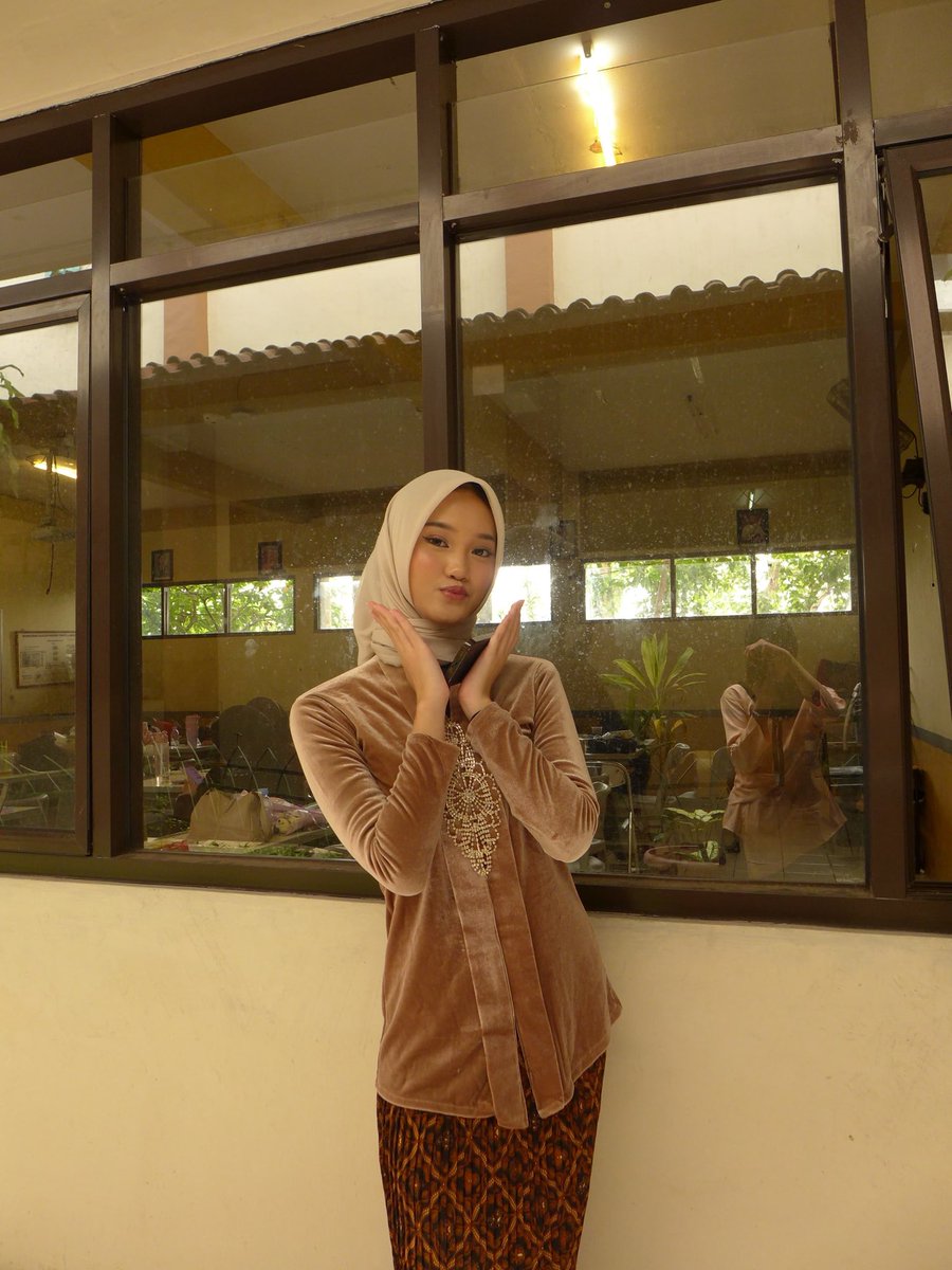 hakuniwa's tweet photo. there’s something between my face card and kebaya Jawa✌🏻 https://t.co/WD8VYX6DZj