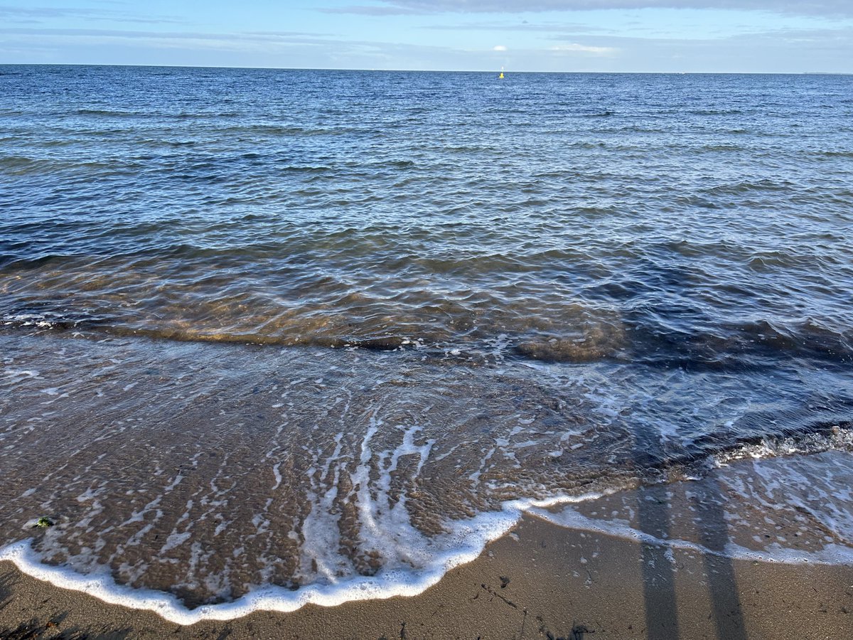 jess_marnich's tweet photo. Invitation to all wanting to mark #WinterSolstice with some salty water.
Today, 4pm
Williamstown Beach
#MOWSC members are marking occasion with short swim.
Come have a dip, wet your feet, or just see what the madness is about 🤩
All welcome.
#OceanSwimming #MelbsWest https://t.co/v286eFhvMk
