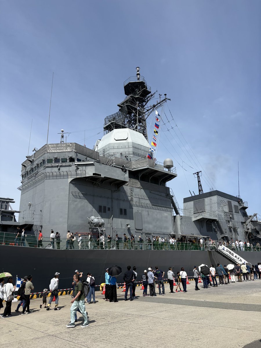 masasound08's tweet photo. 試験艦「あすか」めっちゃ大きかったです😅✨
全長151.0m全幅17.3mもあるそうです😱
たくさんの人で賑わってました✨
#海上自衛隊 https://t.co/DMmSet2dd9