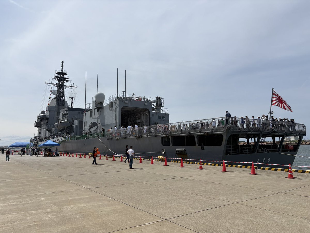 masasound08's tweet photo. 試験艦「あすか」めっちゃ大きかったです😅✨
全長151.0m全幅17.3mもあるそうです😱
たくさんの人で賑わってました✨
#海上自衛隊 https://t.co/DMmSet2dd9
