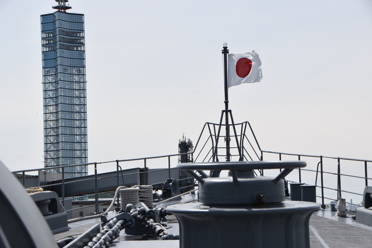 masasound08's tweet photo. 試験艦「あすか」めっちゃ大きかったです😅✨
全長151.0m全幅17.3mもあるそうです😱
たくさんの人で賑わってました✨
#海上自衛隊 https://t.co/DMmSet2dd9
