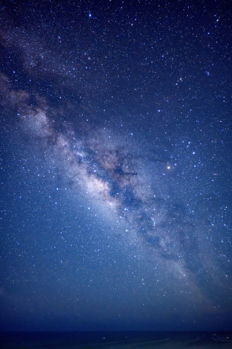 OASES_miyako's tweet photo. 昨晩、石垣島で撮影した天の川です。

夏至のころは一年で夜がもっとも短い季節ですが、低緯度の石垣島では、夜中になると銀河中心方向の天の川の濃い部分が高くのぼってきます。 https://t.co/5xFSgwDC7r