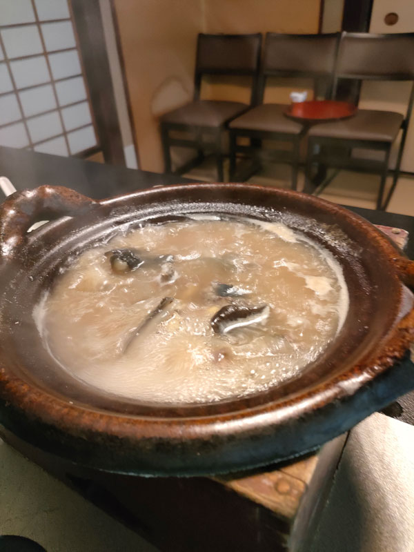 rapidag1's tweet photo. 大市へ行って来た　京都北野のすっぽんの「大市」　創業元禄年間で、建物も３４０年前のものがそのまま残るとされている　味はすっぽんのだしと酒、醤油、ショウガ汁　１９６６年発行の「京の味」で一人前８０００円　今は押してしるべし　川端、池波が食した味を体験する https://t.co/ikNO2aUmMX