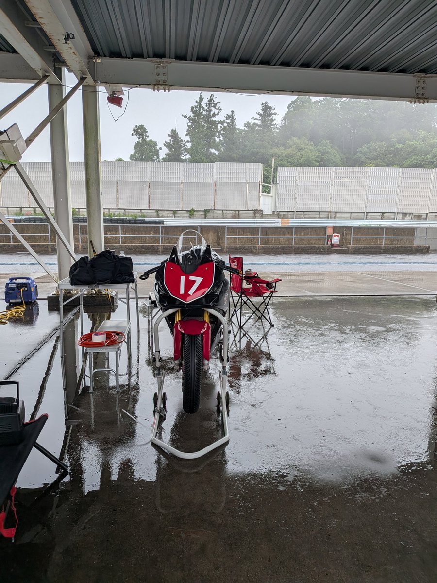 aPhm2fikDme00ke's tweet photo. 拝啓
母上さま
今日も袖ケ浦も雨だったわけで…
#2525GP https://t.co/L5ZFyW7LHU