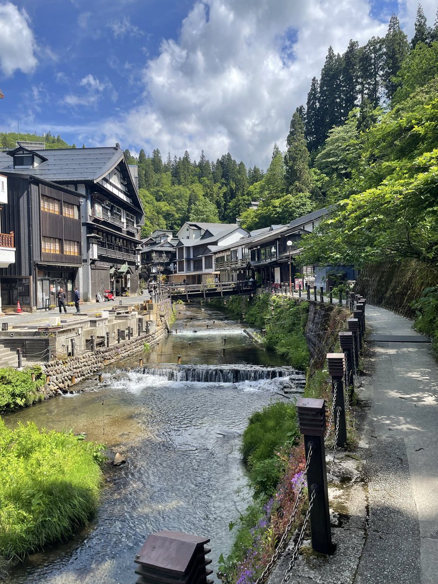Takezo3567's tweet photo. 今日でリゾバの寮から撤収。
当初は続けられるか不安だったが、周りの人に助けられながら何とかやってこれた。素敵な人ばかりだった。
旅館の社員さん、派遣元の営業担当さんには感謝しかない（反動でかなり寂しいが😭）。
山形はとても良いところだった！またいつか訪れてみたい。
#銀山温泉　#山形 https://t.co/xCqdRP5AH1