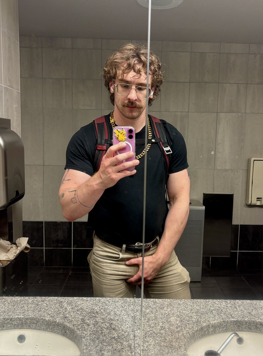 emmetwild's tweet photo. taking airport bathroom mouth applications https://t.co/0e0jfLct23