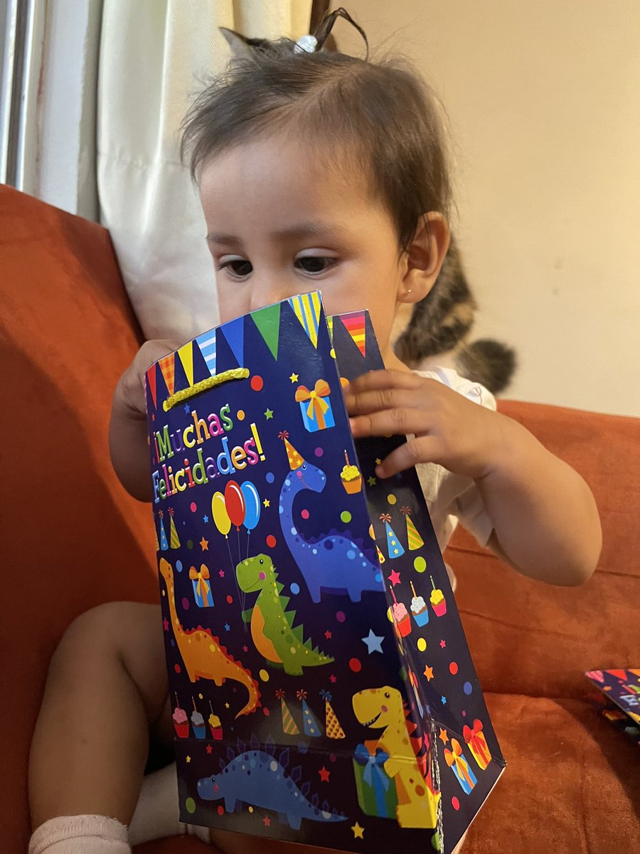 AlexaML19's tweet photo. haciendo el regalo para su papi y su abuelo para mañana 💝💝 https://t.co/qCa9r8zcCZ