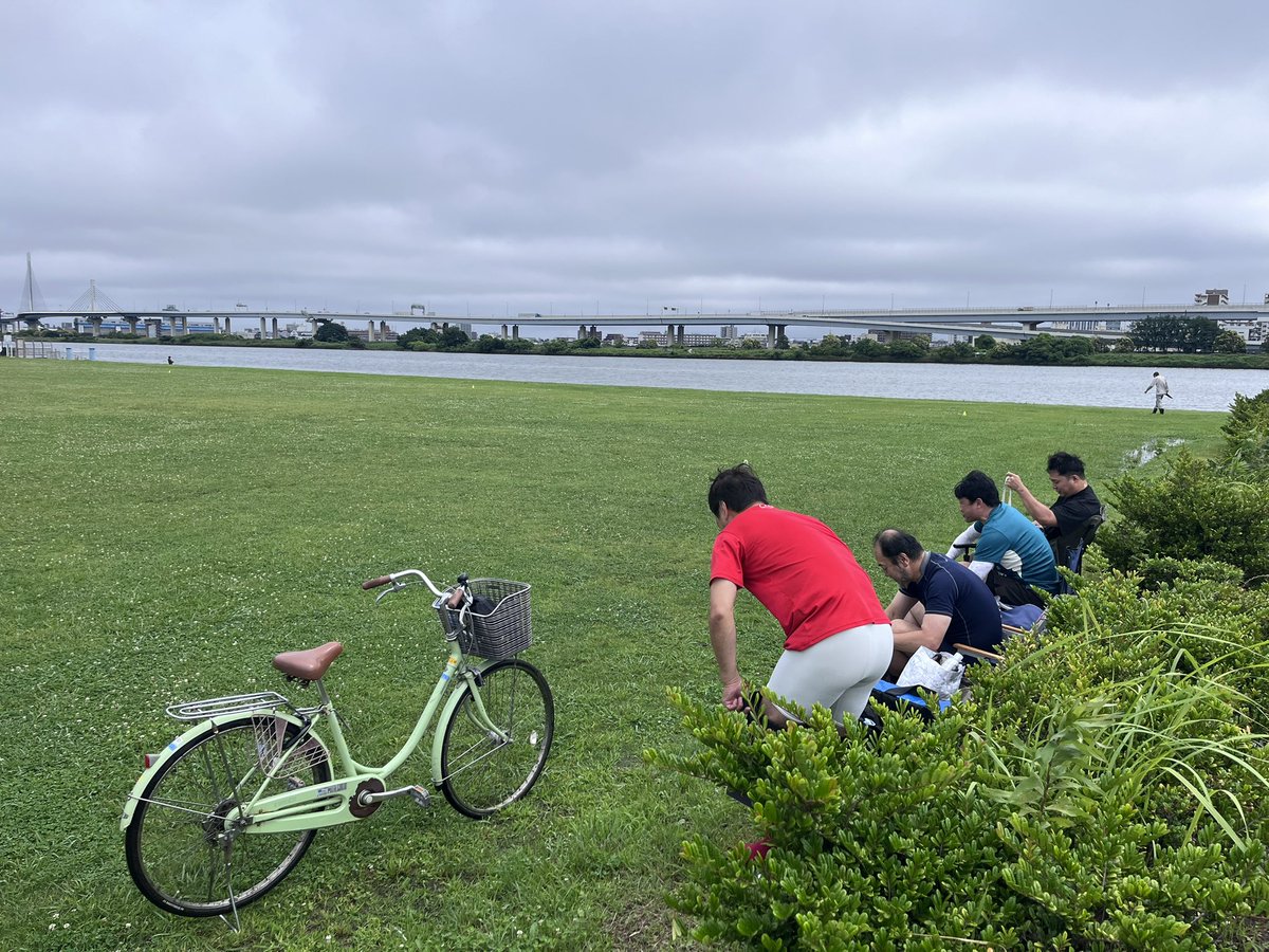 AJJ1985's tweet photo. やります！雨上がりの日曜日。グラウンドはところどころに見えない水溜まりあり。
そ https://t.co/0hQ1T6m539