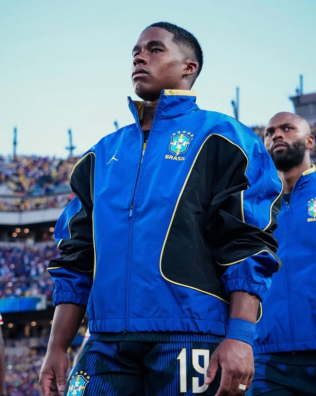 belezapretaa's tweet photo. Brasil x Jordan 👕🇧🇷

Os jogadores entraram em campo,ontem(19) usando a jaqueta da coleção criada para a Copa do Mundo de 2026. https://t.co/npkeaLjlU5
